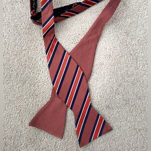Men’s bowtie. Fits neck size 14.5-20. Great colors.